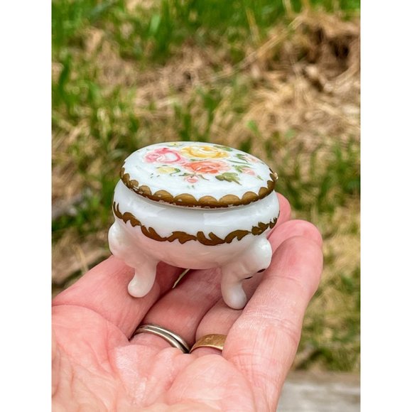 Vintage footed Porcelain Trinket box Hand painted roses - Picture 5 of 7